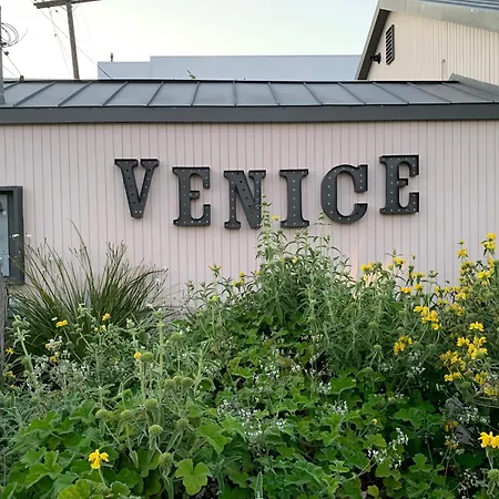 Chic Venice Beach Bungalow Steps From The Canals & Beach-2