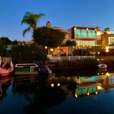 Chic Venice Beach Bungalow Steps From The Canals & Beach-3